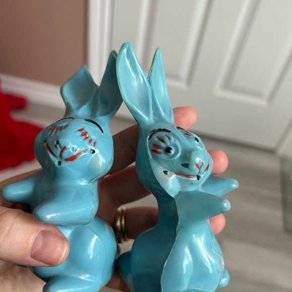 4/$100 Blue plastic Bunny Salt and Pepper Shakers for camper 🥰 - Picture 5 of 5